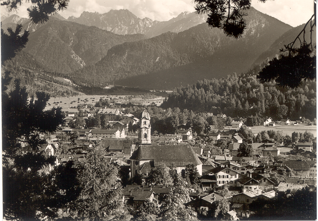 Mittenwald_in_front_the_Mountain_of_Tirol.png